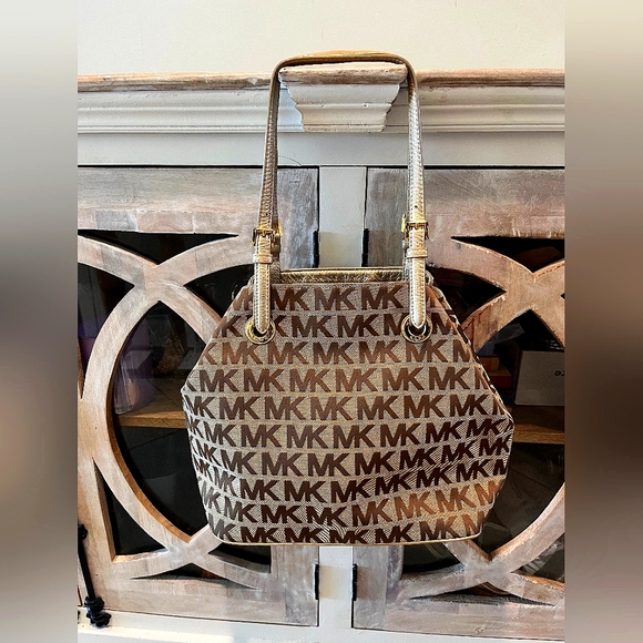 Michael Kors Signature Jet Set Carry All Shoulder Bag Brown With Gold Accents - Picture 1 of 16